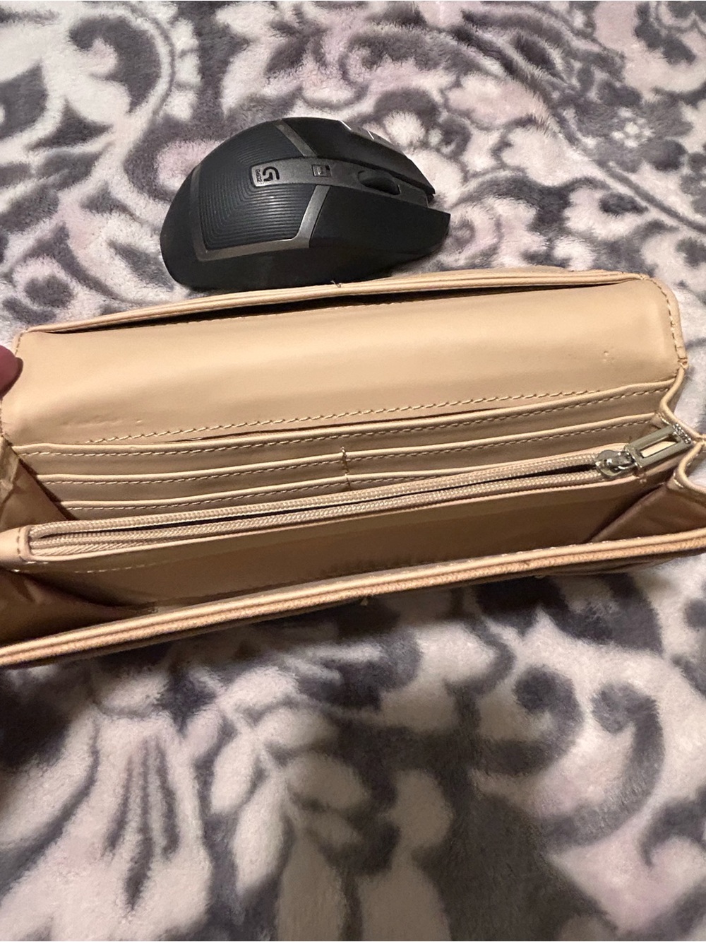 GUESS Beige Tan Triangular Logo Wallet - Picture 4 of 4